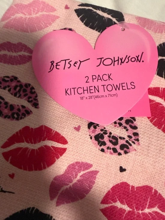 Betsy Johnson Pink Lip Print Kitchen Towel set of two! NWT - Picture 8 of 8